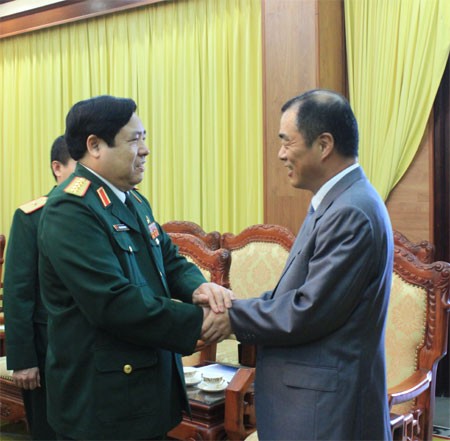 Министр обороны Вьетнама Фунг Куанг Тхань принял послов Китая и Таиланда - ảnh 1